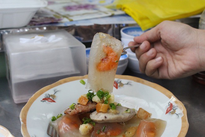 5 khu chợ chiều hội tụ đủ các món ăn vặt vừa ngon vừa rẻ ở Sài Gòn - Ảnh 10.