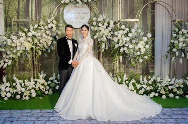 Đám cưới Á hậu Thanh Tú: Loạt khoảnh khắc hạnh phúc thay tuyên ngôn tình yêu của cặp đôi hơn kém 16 tuổi - Ảnh 1.