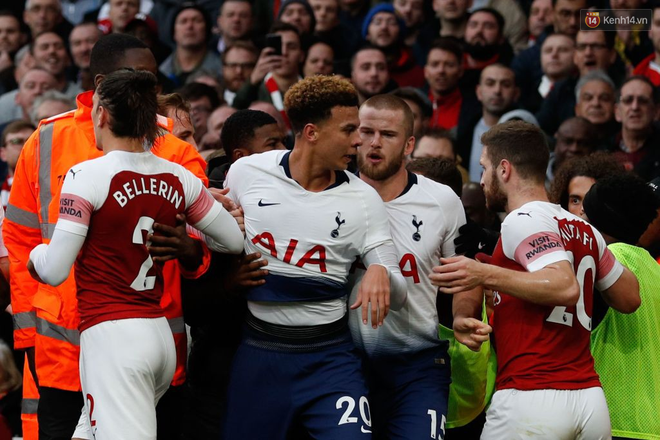 CĐV bị bắt giữ v&igrave; n&eacute;m vỏ chuối xuống s&acirc;n để miệt thị m&agrave;u da của tiền đạo Arsenal - Ảnh 7.