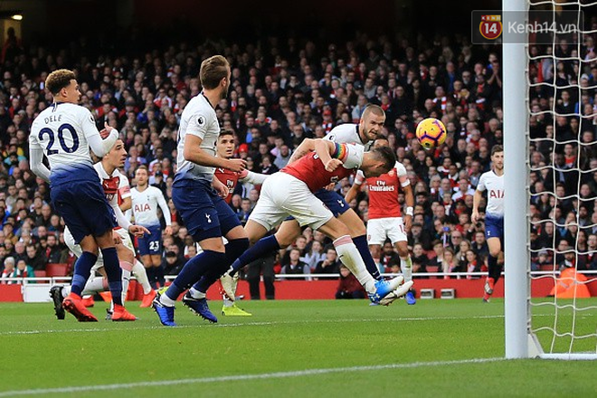 CĐV bị bắt giữ v&igrave; n&eacute;m vỏ chuối xuống s&acirc;n để miệt thị m&agrave;u da của tiền đạo Arsenal - Ảnh 5.