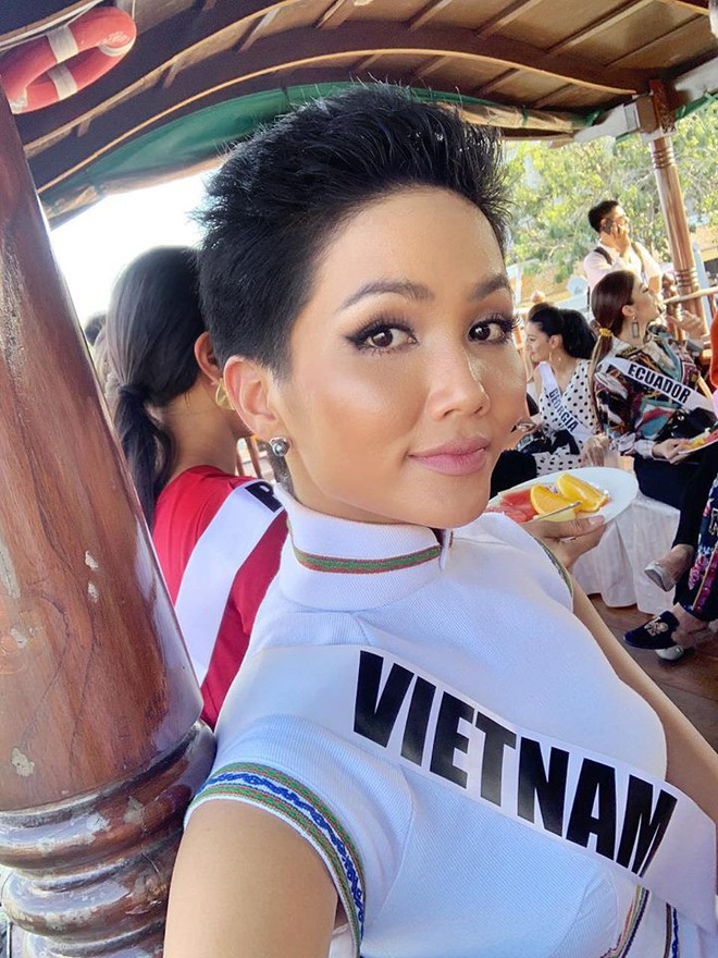 Giữa d&agrave;n cả trăm người đẹp, HHen Ni&ecirc; thuộc số hiếm được chọn xuất hiện tr&ecirc;n Instagram của Vogue Th&aacute;i với &aacute;o d&agrave;i lạ - Ảnh 5.
