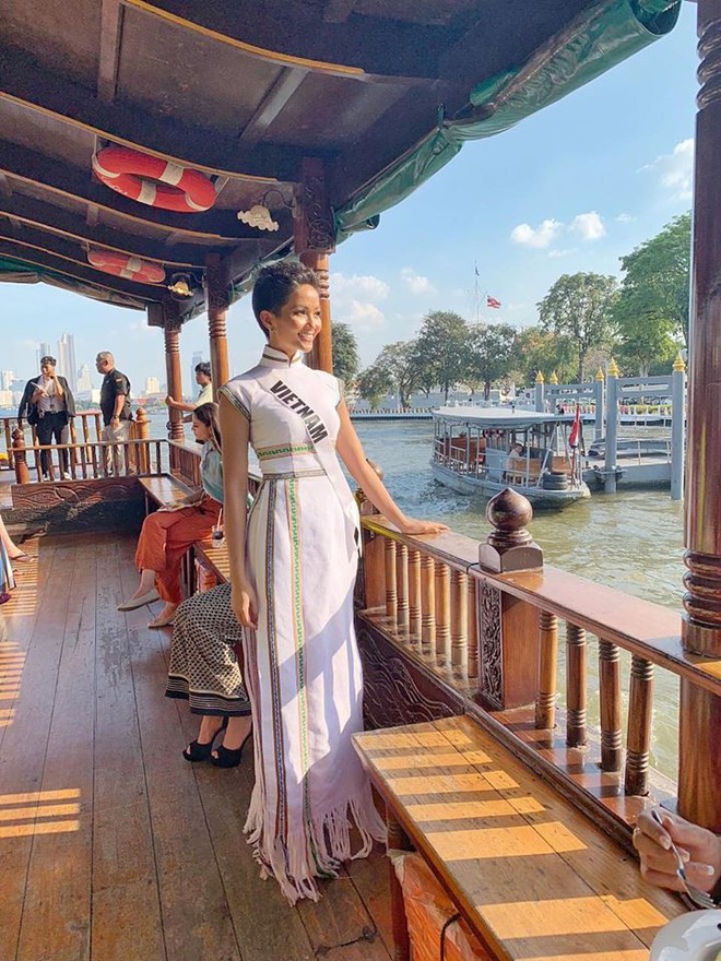 Giữa dàn cả trăm người đẹp, HHen Niê thuộc số hiếm được chọn xuất hiện trên Instagram của Vogue Thái với áo dài lạ - Ảnh 3.