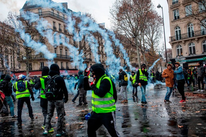 Tổng thống Pháp lo ngại vụ biểu tình làm xấu hình ảnh đất nước, chính quyền Paris bắt tay dọn dẹp thành phố - Ảnh 3.