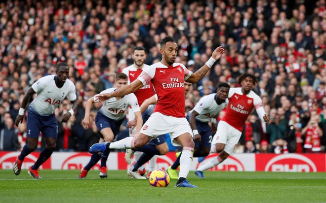 CĐV bị bắt giữ v&igrave; n&eacute;m vỏ chuối xuống s&acirc;n để miệt thị m&agrave;u da của tiền đạo Arsenal - Ảnh 4.