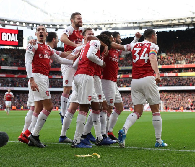 CĐV bị bắt giữ vì ném vỏ chuối xuống sân để miệt thị màu da của tiền đạo Arsenal - Ảnh 3.