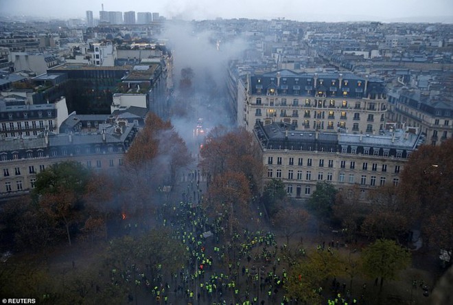 Ảnh: Bãi chiến trường giữa thủ đô Paris (Pháp) hoa lệ sau bạo loạn - Ảnh 1.