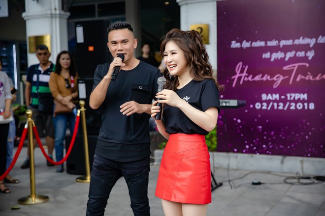 Hương Tràm rạng rỡ, lần đầu song ca cùng tác giả hit Duyên mình lỡ tại phố đi bộ Hà Nội - Ảnh 1.