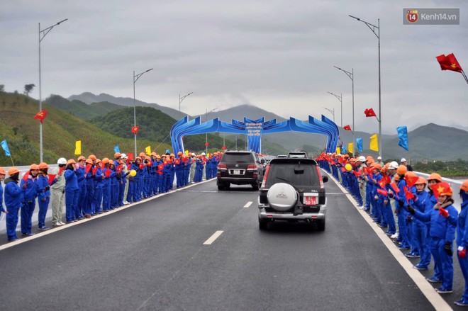 180 công nhân viên đứng vẫy chào đoàn khách dự lễ thông tuyến cao tốc Hạ Long - Vân Đồn trị giá gần 12.000 tỷ đồng - Ảnh 1.