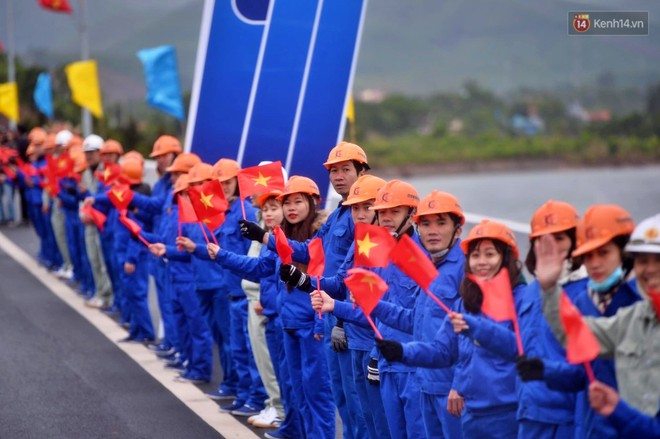 180 công nhân viên đứng vẫy chào đoàn khách dự lễ thông tuyến cao tốc Hạ Long - Vân Đồn trị giá gần 12.000 tỷ đồng - Ảnh 2.