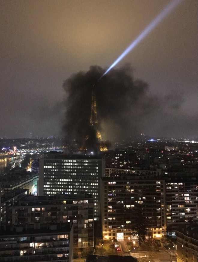 Sau Khải Hoàn Môn, đến lượt tháp Eiffel chìm trong khói đen ngùn ngụt của biểu tình đốt phá suốt đêm - Ảnh 1.