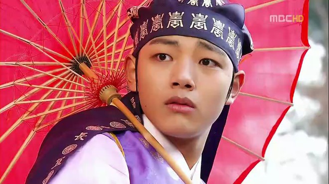 The Crowned Clown phiên bản truyền hình: Yeo Jin Goo liệu có vượt nổi cái bóng khổng lồ Lee Byung Hun? - Ảnh 8.