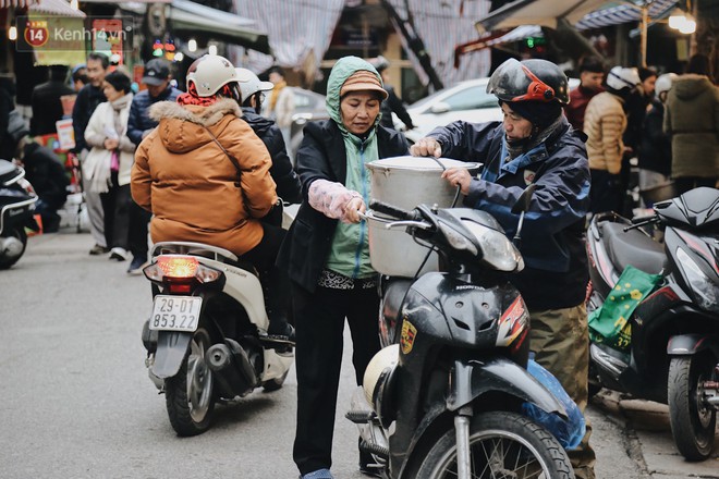 Người lao động cắn răng mưu sinh giữa trời giá rét 11 độ C ở Hà Nội - Ảnh 12.