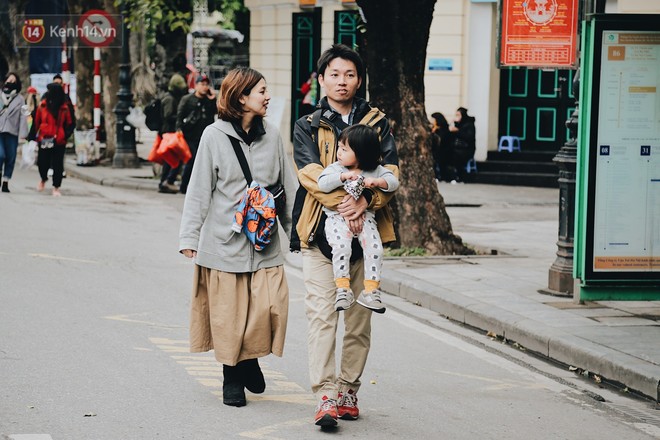 Phố đi bộ Hà Nội những ngày cuối năm: Cặp đôi tay trong tay sưởi ấm nhau trong tiết trời rét mướt 11 độ C - Ảnh 8.