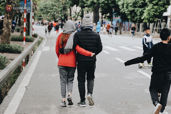 Phố đi bộ Hà Nội những ngày cuối năm: Cặp đôi tay trong tay sưởi ấm nhau trong tiết trời rét mướt 11 độ C - Ảnh 3.