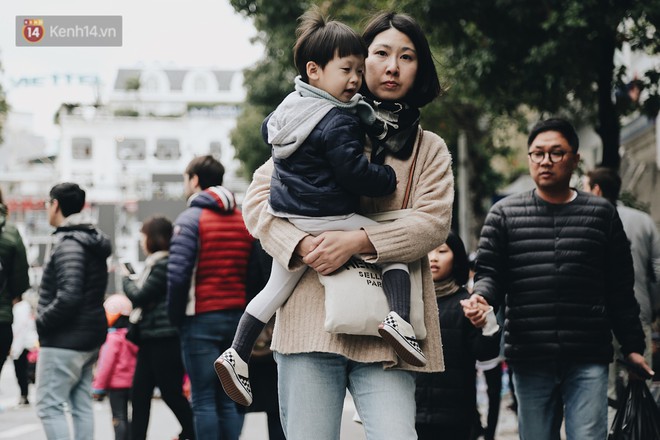 Phố đi bộ Hà Nội những ngày cuối năm: Cặp đôi tay trong tay sưởi ấm nhau trong tiết trời rét mướt 11 độ C - Ảnh 13.