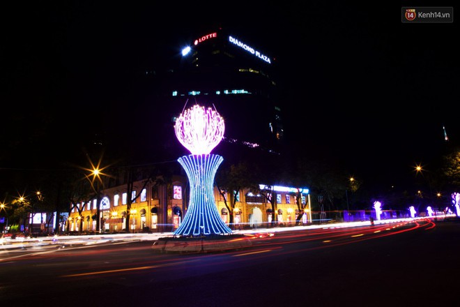 Chùm ảnh: Đường phố trung tâm Sài Gòn được trang trí ánh sáng lung linh để chào đón năm mới 2019 - Ảnh 4.