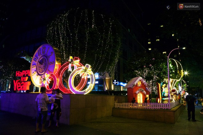 Chùm ảnh: Đường phố trung tâm Sài Gòn được trang trí ánh sáng lung linh để chào đón năm mới 2019 - Ảnh 12.