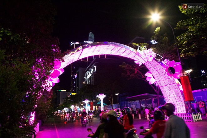 Chùm ảnh: Đường phố trung tâm Sài Gòn được trang trí ánh sáng lung linh để chào đón năm mới 2019 - Ảnh 10.