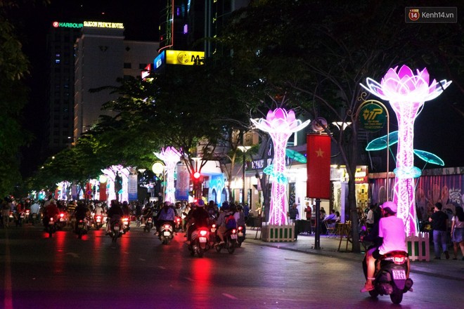 Chùm ảnh: Đường phố trung tâm Sài Gòn được trang trí ánh sáng lung linh để chào đón năm mới 2019 - Ảnh 11.