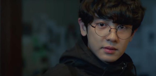 Chiếu được một nửa phim, rốt cuộc fan của Hồi ức Alhambra mới hiểu l&iacute; do v&igrave; sao Chanyeol mất t&iacute;ch - Ảnh 2.