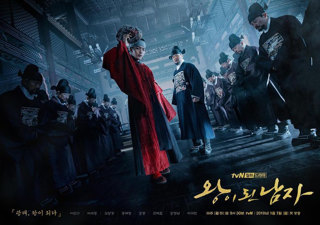 The Crowned Clown phi&ecirc;n bản truyền h&igrave;nh: Yeo Jin Goo liệu c&oacute; vượt nổi c&aacute;i b&oacute;ng khổng lồ Lee Byung Hun? - Ảnh 1.