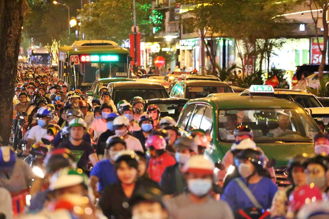 TP. HCM: Hàng nghìn người đổ xuống đường đón năm mới, khu vực trung tâm ùn tắc kéo dài nhiều cây số - Ảnh 2.