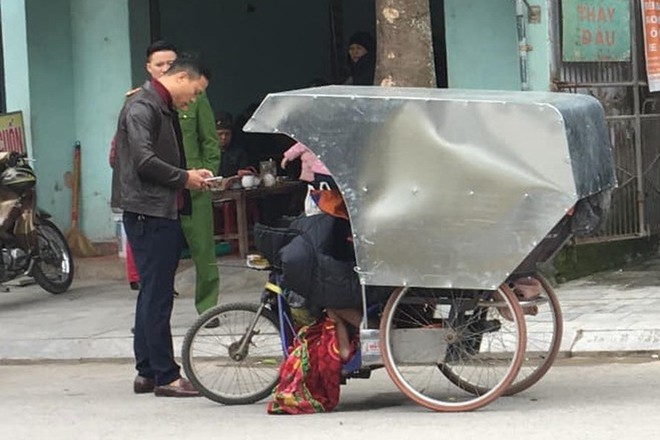 Phát hiện người đàn ông chết gục trên xe ba gác nghi vì rét - Ảnh 1.