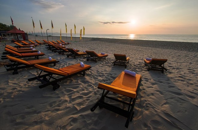 Clip: Bà chủ resort hung hăng cầm dao chặt lưới bóng chuyền của du khách Tây trên bãi biển Bình Thuận - Ảnh 4.