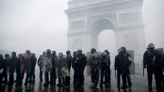 147.000 cảnh sát Pháp sẽ xuống đường chuẩn bị ứng phó biểu tình đêm giao thừa - Ảnh 1.