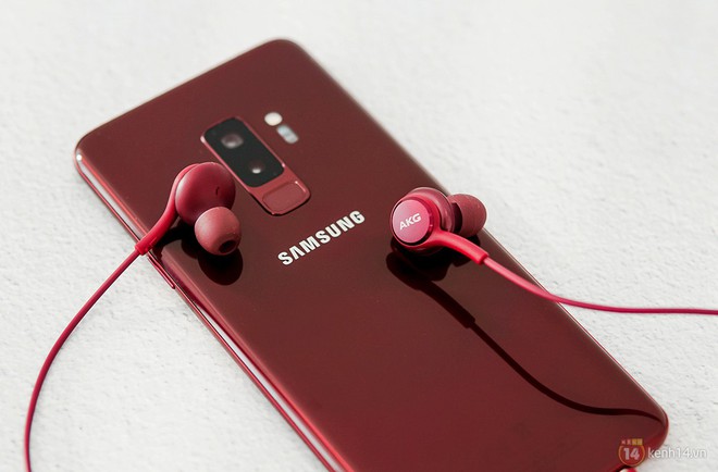 Muốn thật &ldquo;rực rỡ&rdquo; để đ&oacute;n Tết? Sắm ngay những smartphone m&agrave;u đỏ n&agrave;y cho năm mới th&ecirc;m phần lung linh! - Ảnh 2.