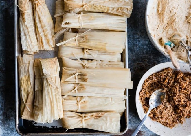 Tamales: m&#243;n ngon ng&#224;y Tết của người Mexico, độc đ&#225;o từ nguy&#234;n liệu g&#243;i b&#234;n ngo&#224;i đến phần nh&#226;n b&#234;n trong - Ảnh 1.