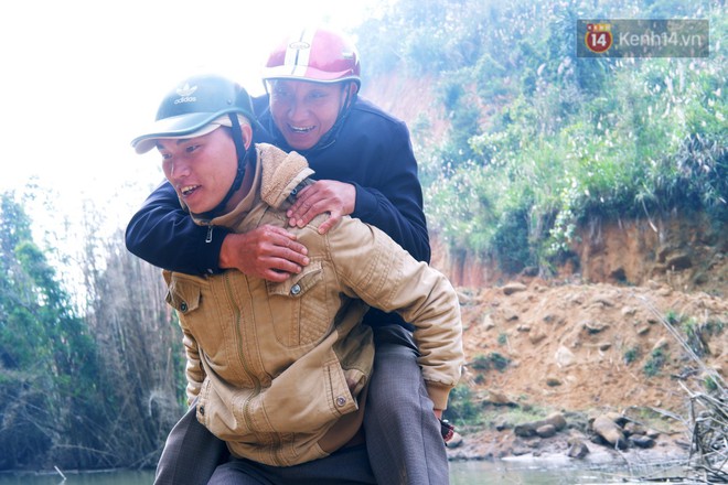 Thầy gi&aacute;o 9x trở về bản l&agrave;ng để dạy chữ cho những đứa trẻ người M&ocirc;ng - Ảnh 1.