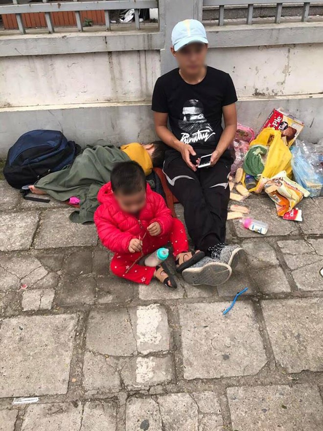 Hình ảnh chồng bế 2 con nhỏ lên Hà Nội, lang thang tìm vợ bỏ nhà ra đi gây xôn xao MXH - Ảnh 2.