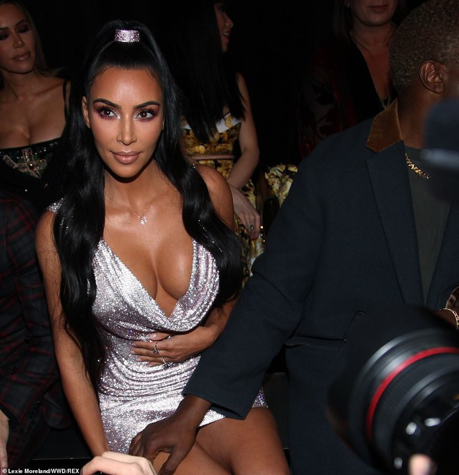 Kim Kardashian hút triệu like với ảnh gần như nude khoe lấp ló vòng 1 nóng bỏng - Ảnh 4.