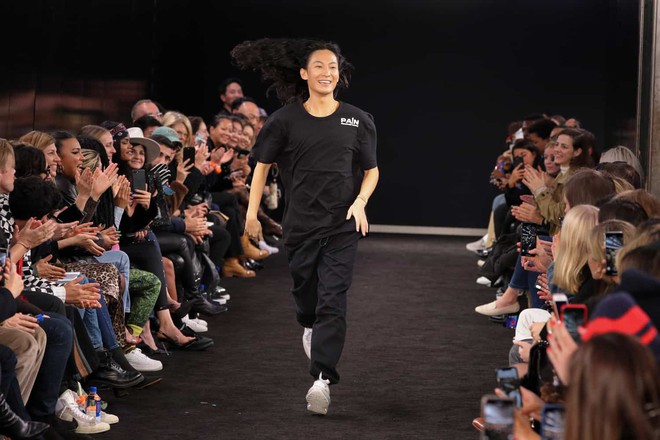 Từng tuyên bố muốn hủy diệt loài người, Robot Sophia giờ lại nảy nhã hứng xem show của Alexander Wang - Ảnh 5.