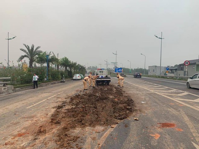 Hà Nội: Bùn đất rơi vãi trên đường ra sân bay Nội Bài, 4 ô tô đâm liên hoàn - Ảnh 2.