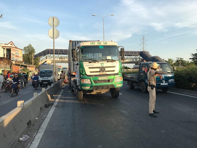 Đi vào làn đường ô tô, người đàn ông chạy xe máy chết thảm ở Sài Gòn - Ảnh 2.