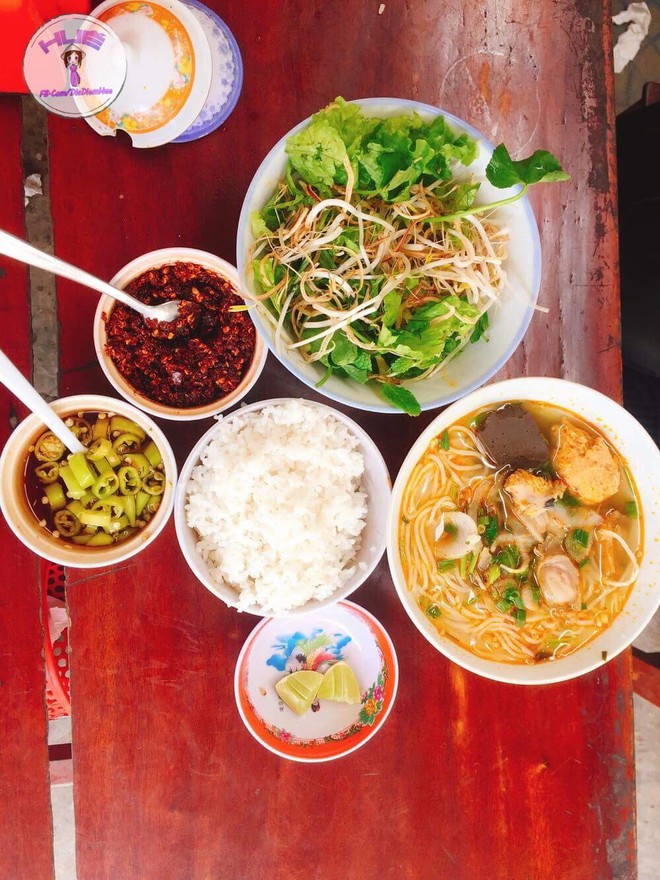 M&oacute;n ăn tưởng như kh&ocirc;ng bao giờ thấy: B&uacute;n b&ograve; cơm nguội, chỉ 15k th&ocirc;i m&agrave; ăn no qu&ecirc;n lối về - Ảnh 3.