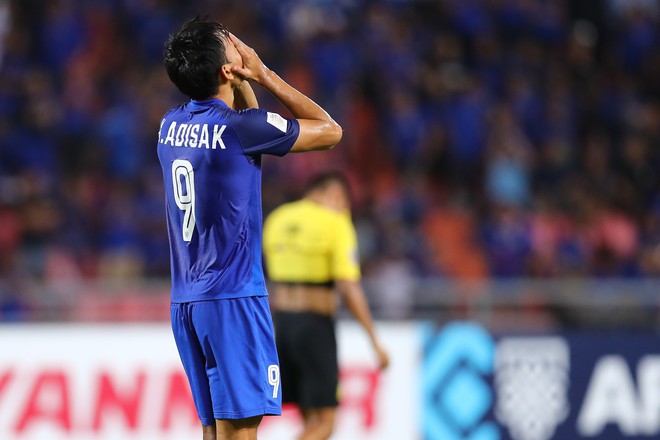Khó tin: HLV Thái Lan nghi ngờ nhưng vẫn cho Kraisorn thực hiện quả penalty - Ảnh 2.