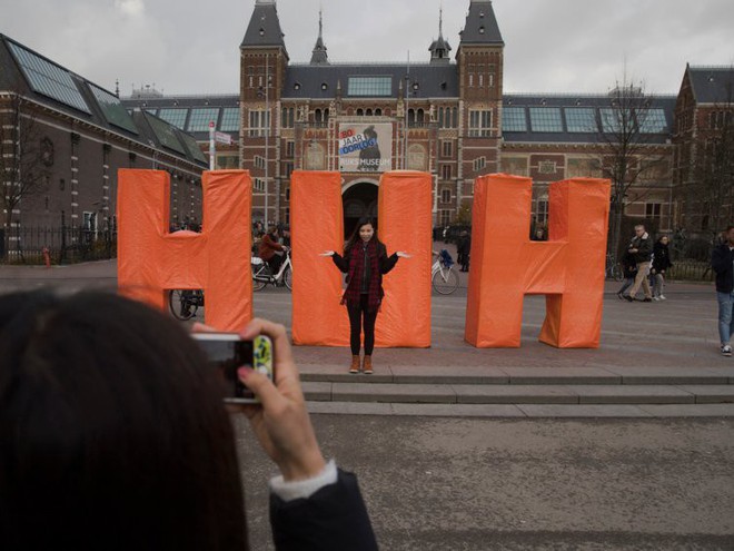Biểu tượng nổi tiếng &ldquo;I amsterdam&rdquo; của thủ đ&ocirc; H&agrave; Lan bị dỡ bỏ cho du kh&aacute;ch đỡ phải chụp ảnh - Ảnh 3.