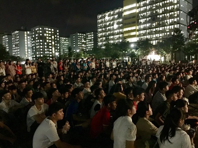 Hàng nghìn học sinh nhảy Flashmob trên nhạc của Sơn Tùng MTP cổ vũ đội tuyển Việt Nam tại AFF CUP 2018 - Ảnh 7.