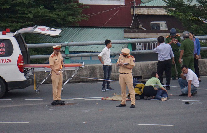 Người thân khóc ngất bên thi thể người phụ nữ chết thảm dưới gầm xe tải ở Đà Nẵng - Ảnh 1.
