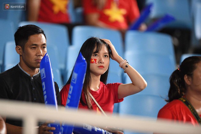 Loạt fan girl xinh xắn chiếm sóng tại Mỹ Đình trước trận bán kết Việt Nam - Philippines - Ảnh 4.