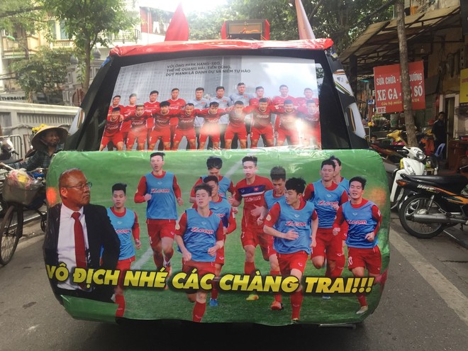 Muôn kiểu trang trí xe chất như nước cất trước trận bán kết Việt Nam đấu Philippines - Ảnh 2.