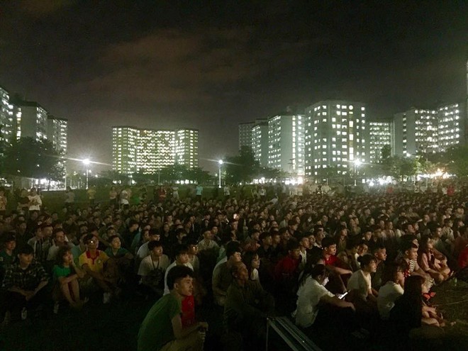 Hàng nghìn học sinh nhảy Flashmob trên nhạc của Sơn Tùng MTP cổ vũ đội tuyển Việt Nam tại AFF CUP 2018 - Ảnh 8.