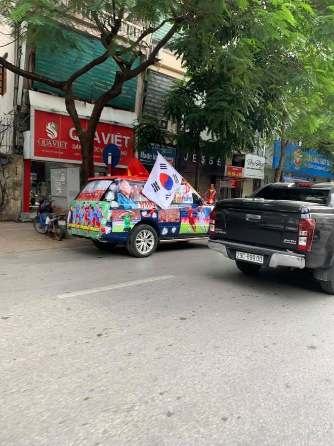 Mu&ocirc;n kiểu trang tr&iacute; xe chất như nước cất trước trận b&aacute;n kết Việt Nam đấu Philippines - Ảnh 1.