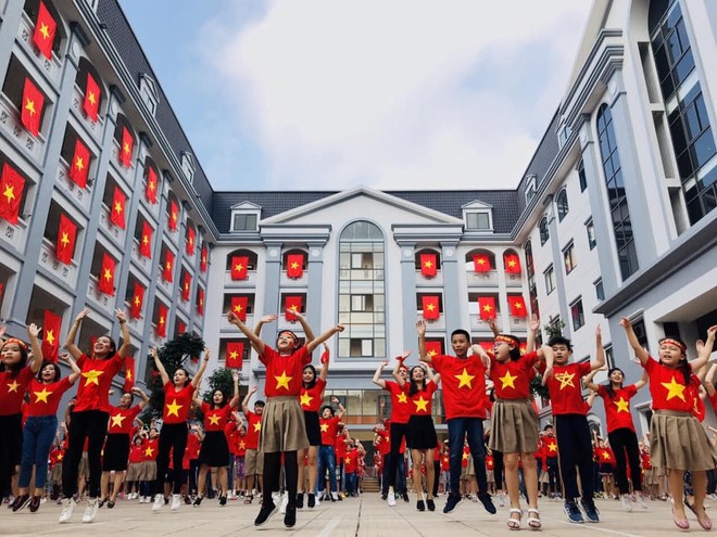 Hàng nghìn học sinh nhảy Flashmob trên nhạc của Sơn Tùng MTP cổ vũ đội tuyển Việt Nam tại AFF CUP 2018 - Ảnh 2.