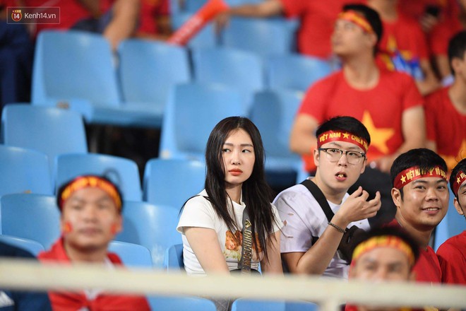Loạt fan girl xinh xắn chiếm sóng tại Mỹ Đình trước trận bán kết Việt Nam - Philippines - Ảnh 14.