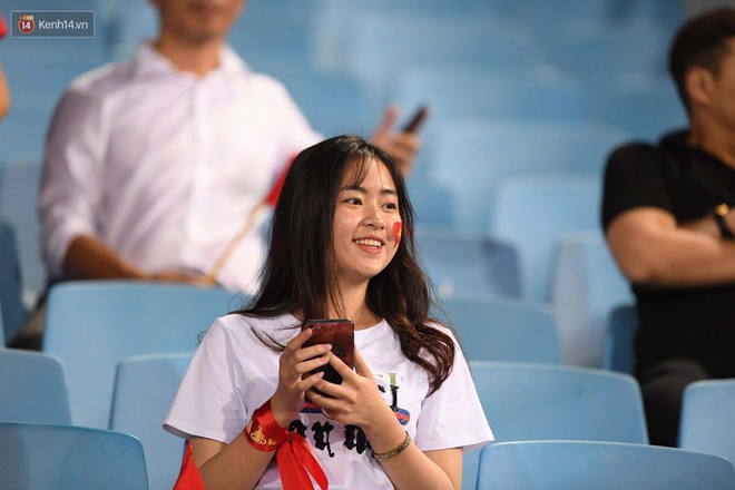 Loạt fan girl xinh xắn chiếm sóng tại Mỹ Đình trước trận bán kết Việt Nam - Philippines - Ảnh 15.