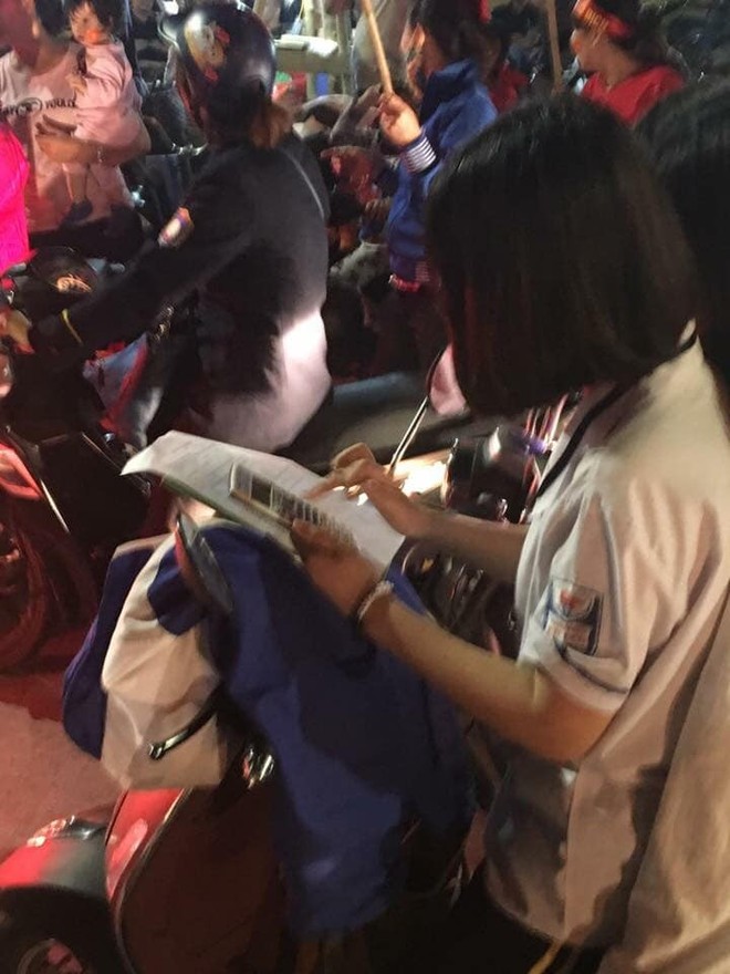 Màn ăn mừng gắt nhất đêm: Mai có tiết kiểm tra, các thanh niên vừa đi bão vừa học bài vừa hô vang Việt Nam vô địch - Ảnh 9.